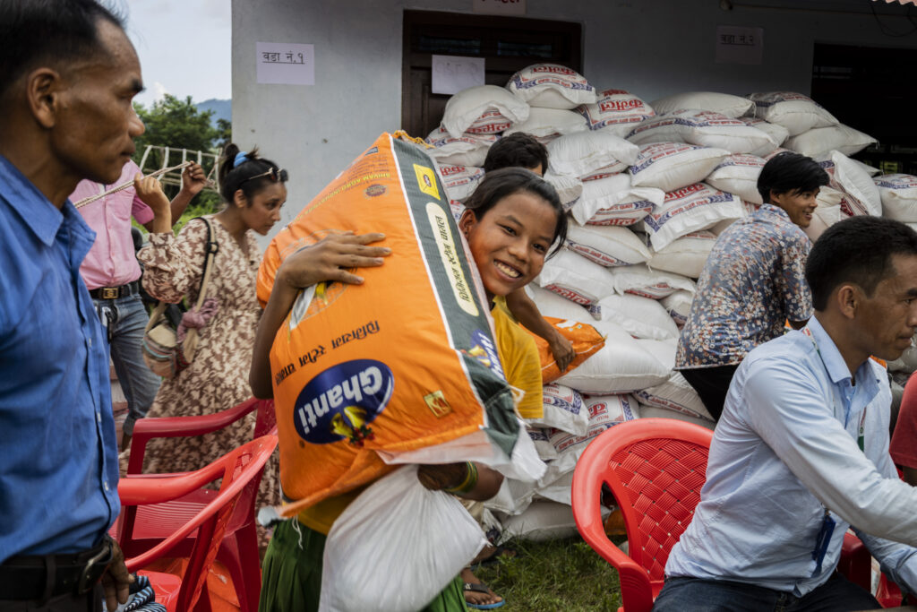 बिघ्नहर्ता नेपालद्धारा अमृसो रोपेका ११०० घरलाई पारिश्रमिक रुपमा खाद्यान्न वितरण